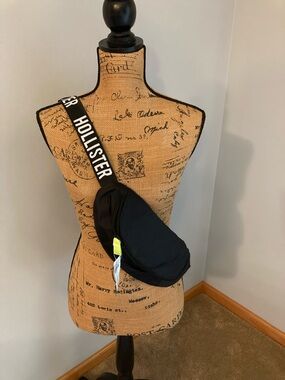NWT Hollister Black Belt Bag with Neon Yellow Zipper Pull Unisex